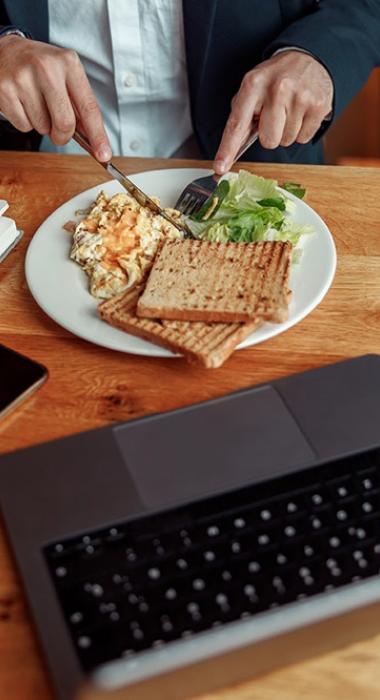 Además de la alimentación, el movimiento es clave para la salud, especialmente en trabajos donde se permanece mucho tiempo sentado