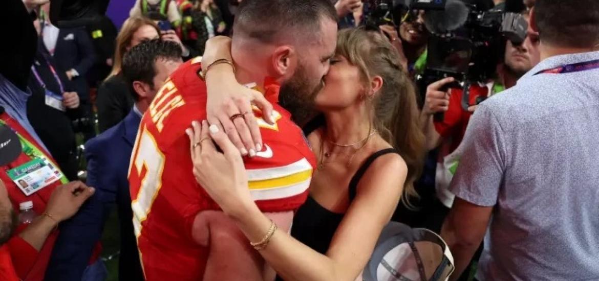 beso de super bowl