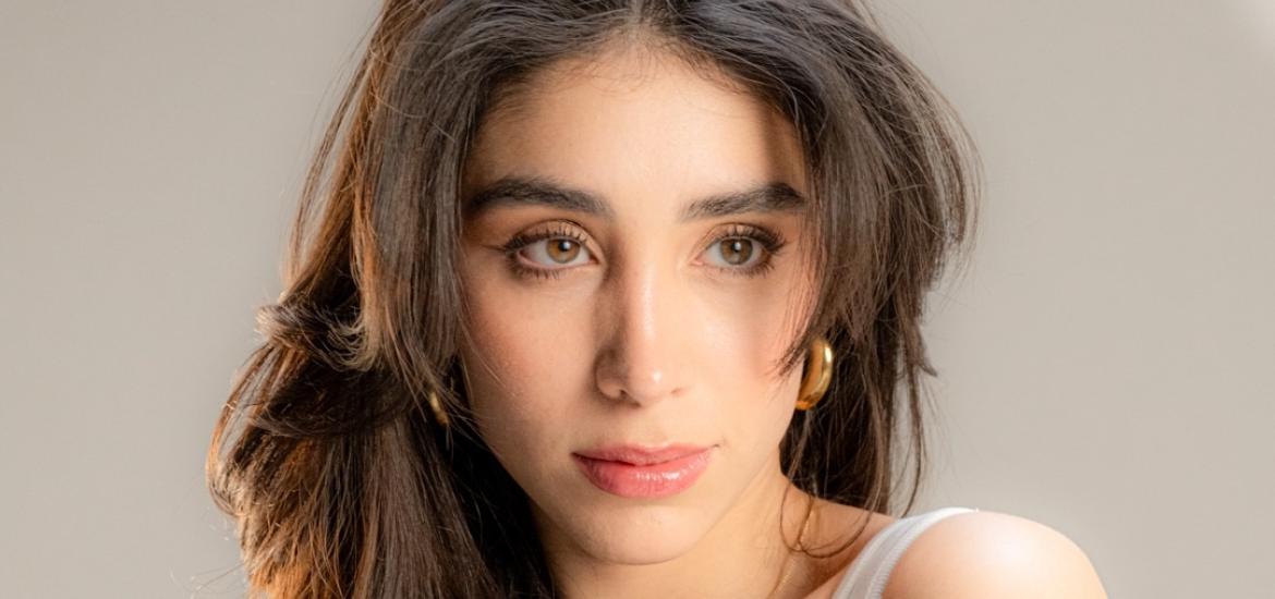 La cantante mexicana debuta como actriz en “Tan cerca de ti nace el amor” y consolida una propuesta artística que combina música, televisión y narrativa visual