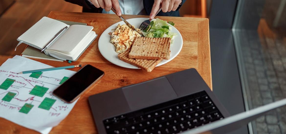 Además de la alimentación, el movimiento es clave para la salud, especialmente en trabajos donde se permanece mucho tiempo sentado