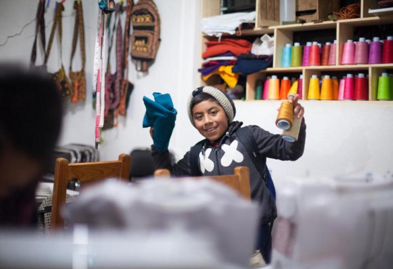 Niñas y niños mantienen viva la creación de bordados y textiles 