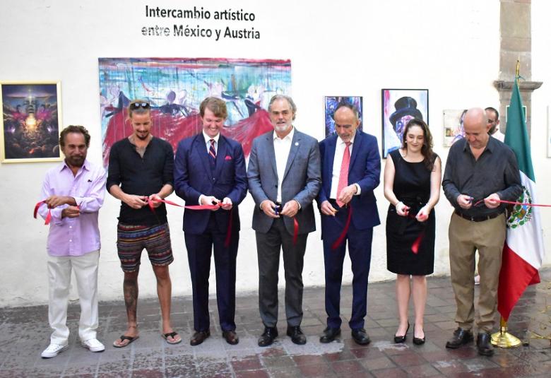 Más de 20 artistas presentaron una exhibición de pintura, grabado y fotografía.